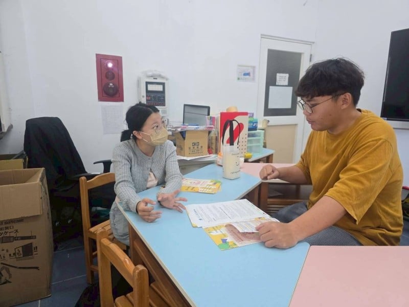 玉醫跨海送暖 飛綠島推動學童心理健康服務 　　